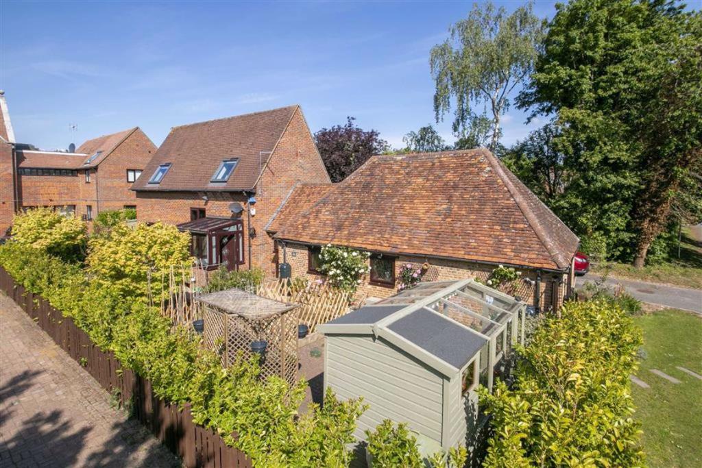 3 bedroom barn conversion for sale in Newport Road, Woolstone, Milton