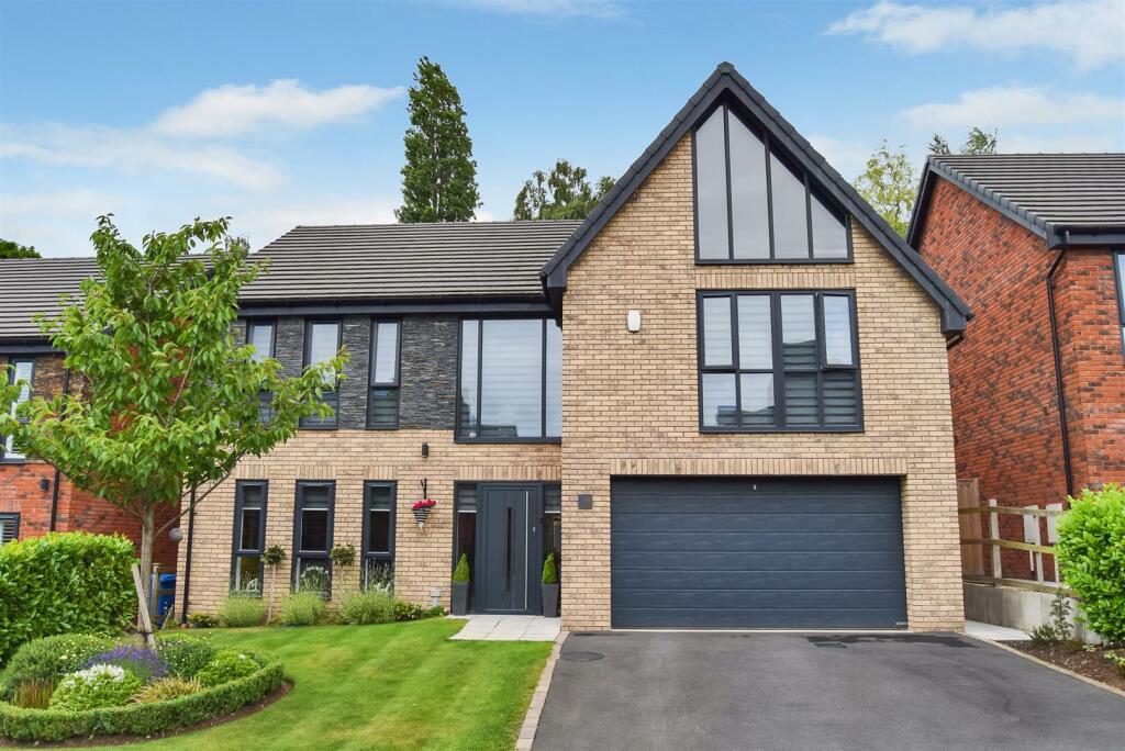 5 bedroom detached house for sale in Rockcliffe Grange, Mansfield