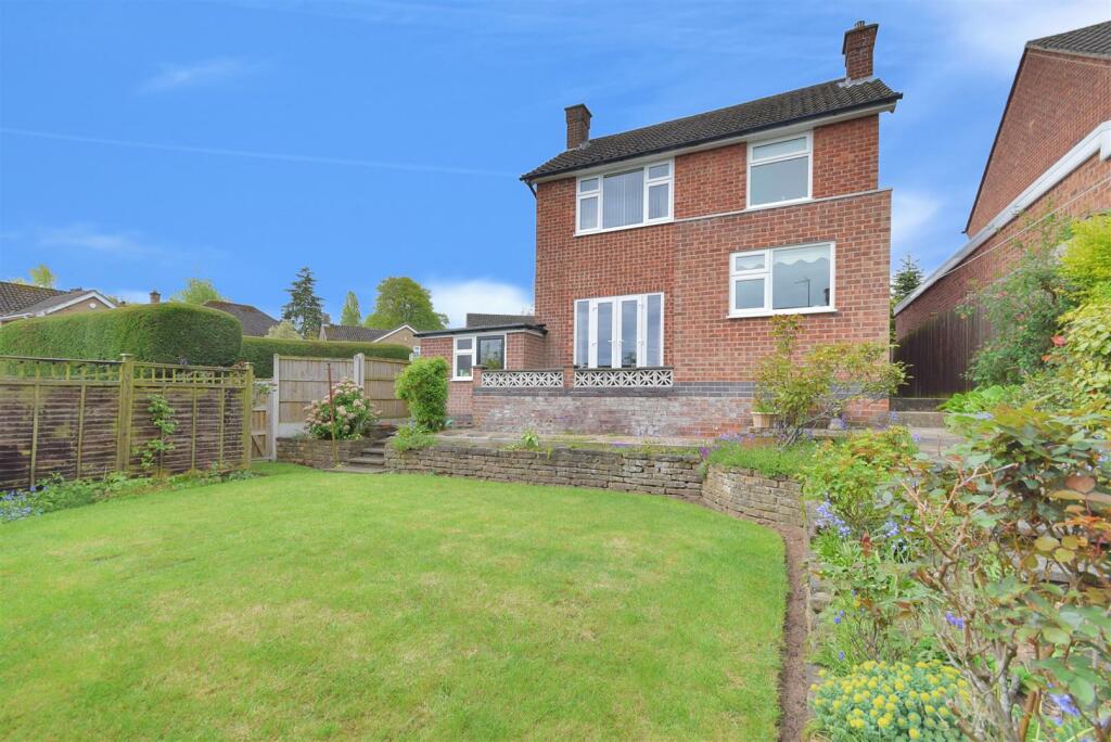 3 bedroom detached house for sale in Linwood Crescent, Ravenshead, Nottinghamshire, NG15