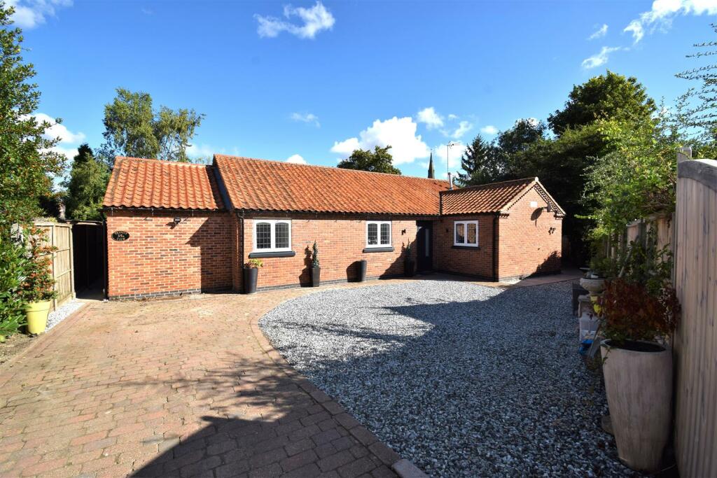 5 bedroom bungalow for sale in Halloughton Road, Southwell