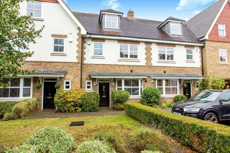 3 bedroom terraced house for sale in Crescent, Ascot