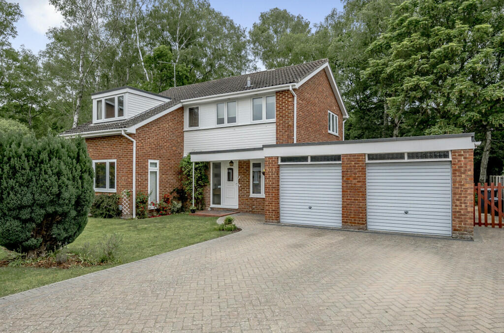 4 bedroom detached house for sale in Dukes Mead, Fleet, Hampshire, GU51