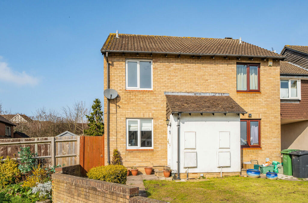 2 bedroom end of terrace house for sale in Derrick Close, Calcot
