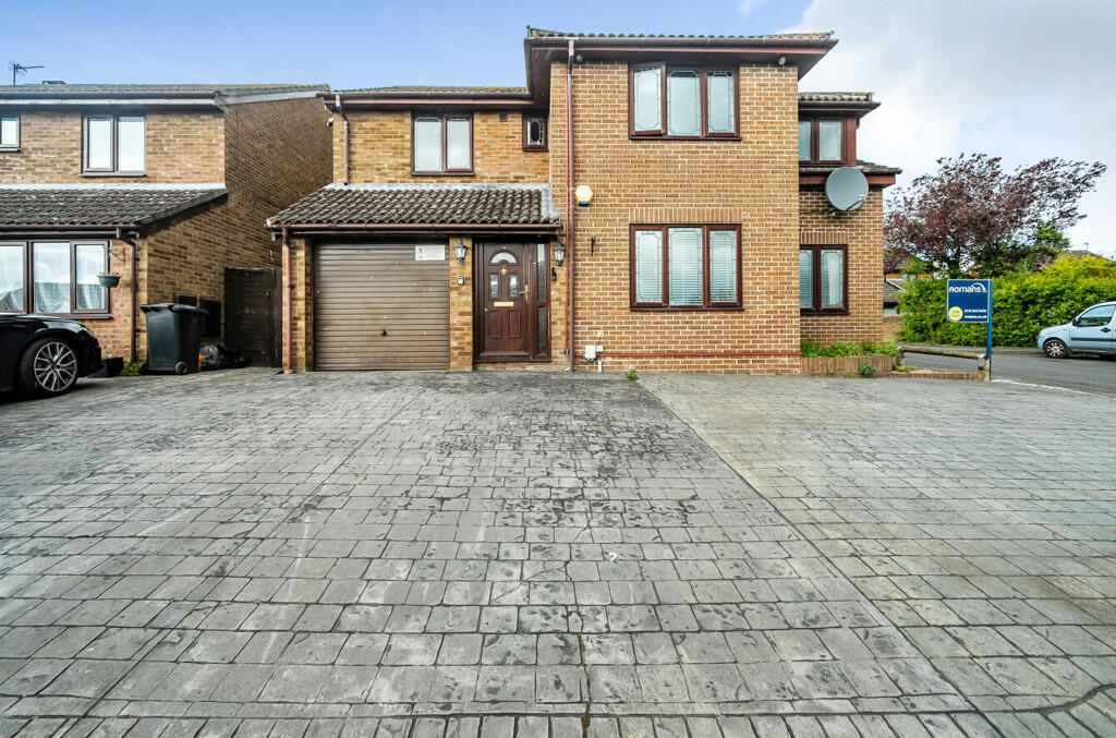 5 bedroom detached house for sale in Bancroft Place, Calcot, Reading, RG31