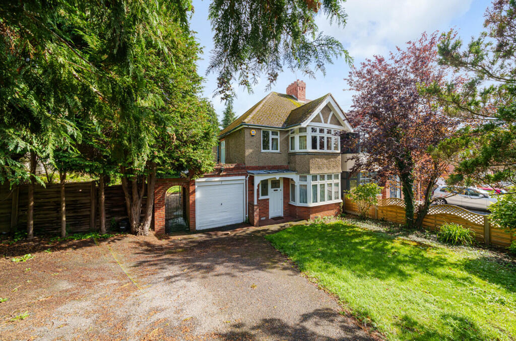 3 bedroom semi-detached house for sale in Hungerford Drive, Reading, Berkshire, RG1