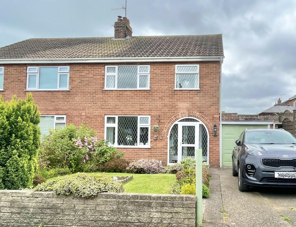 3 bedroom semidetached house for sale in The Mount, Driffield, YO25