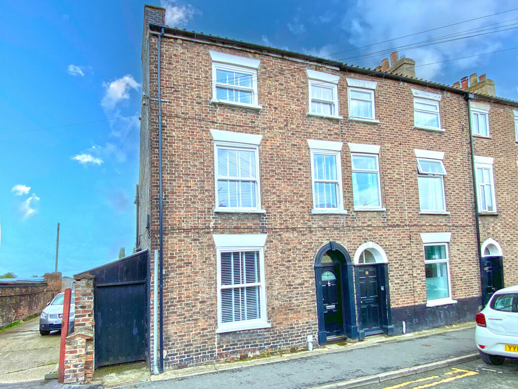 4 bedroom end of terrace house for sale in Exchange Street, Driffield, YO25