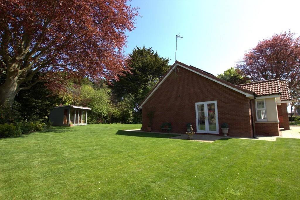 3 bedroom detached bungalow for sale in Martongate, Bridlington, YO16