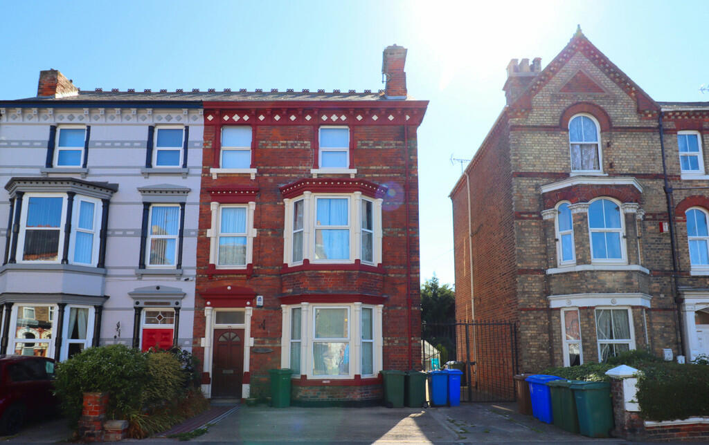 6 bedroom semidetached house for sale in Wellington Road, Bridlington, YO15