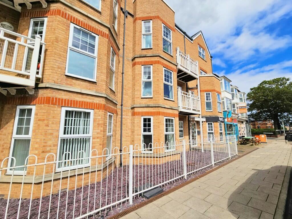 2 bedroom ground floor flat for sale in The Promenade, Bridlington, YO15