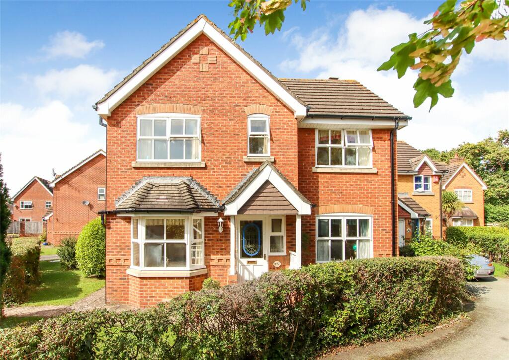 3 bedroom detached house for sale in Vitre Gardens, Lymington