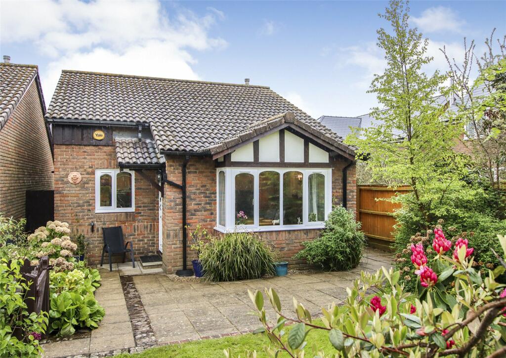 2 bedroom bungalow for sale in Stratford Place, Lymington, Hampshire, SO41