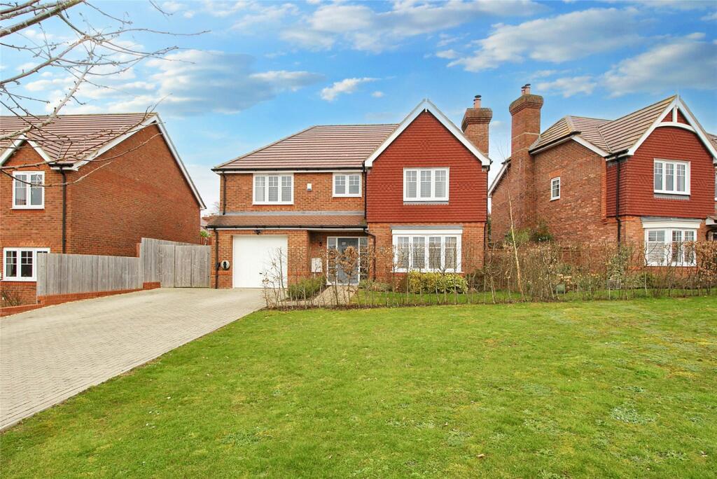 4 bedroom detached house for sale in Nelson Drive, Medstead, Hampshire