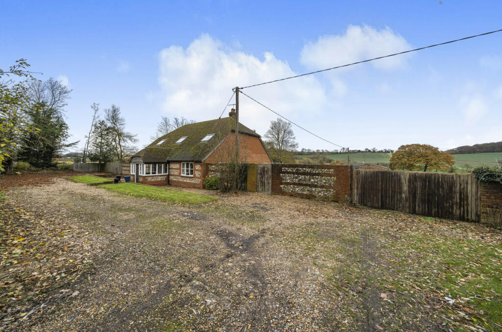 4 bedroom detached house for sale in Cakers Lane, East Worldham, Alton