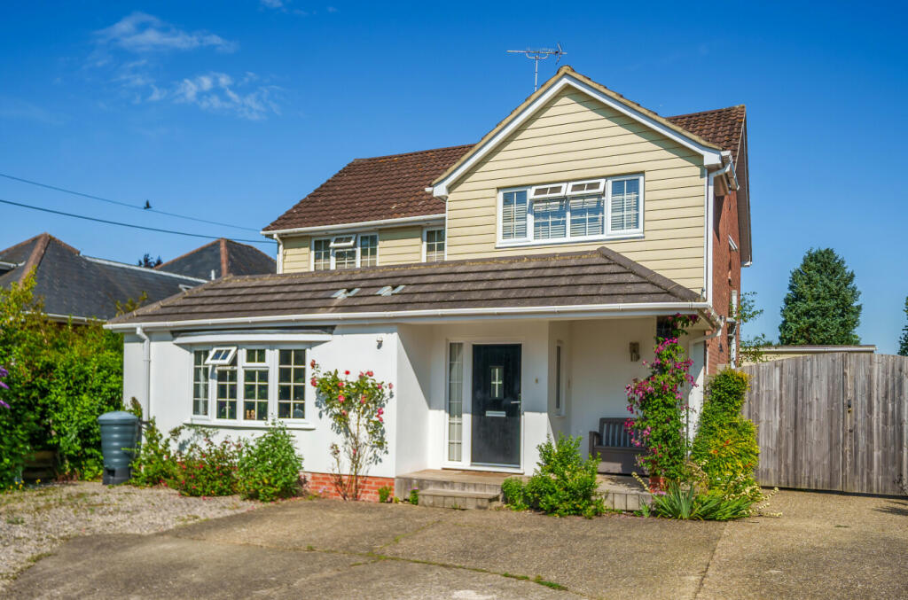 4 bedroom detached house for sale in Blackberry Lane, Four Marks, Alton