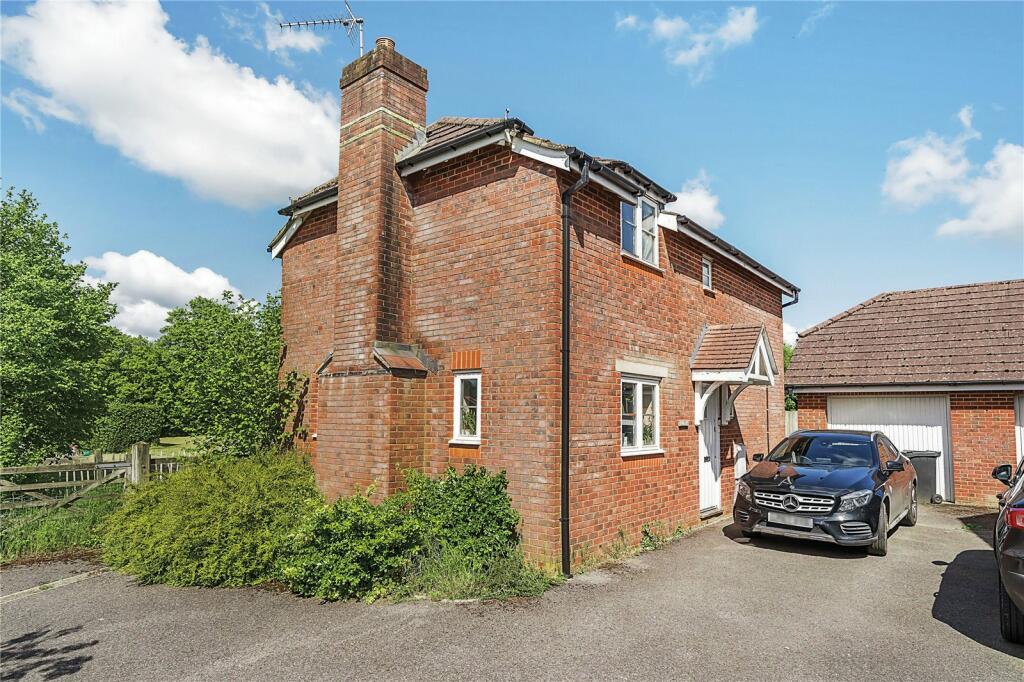 2 bedroom detached house for sale in Shirnall Meadow, Lower Farringdon