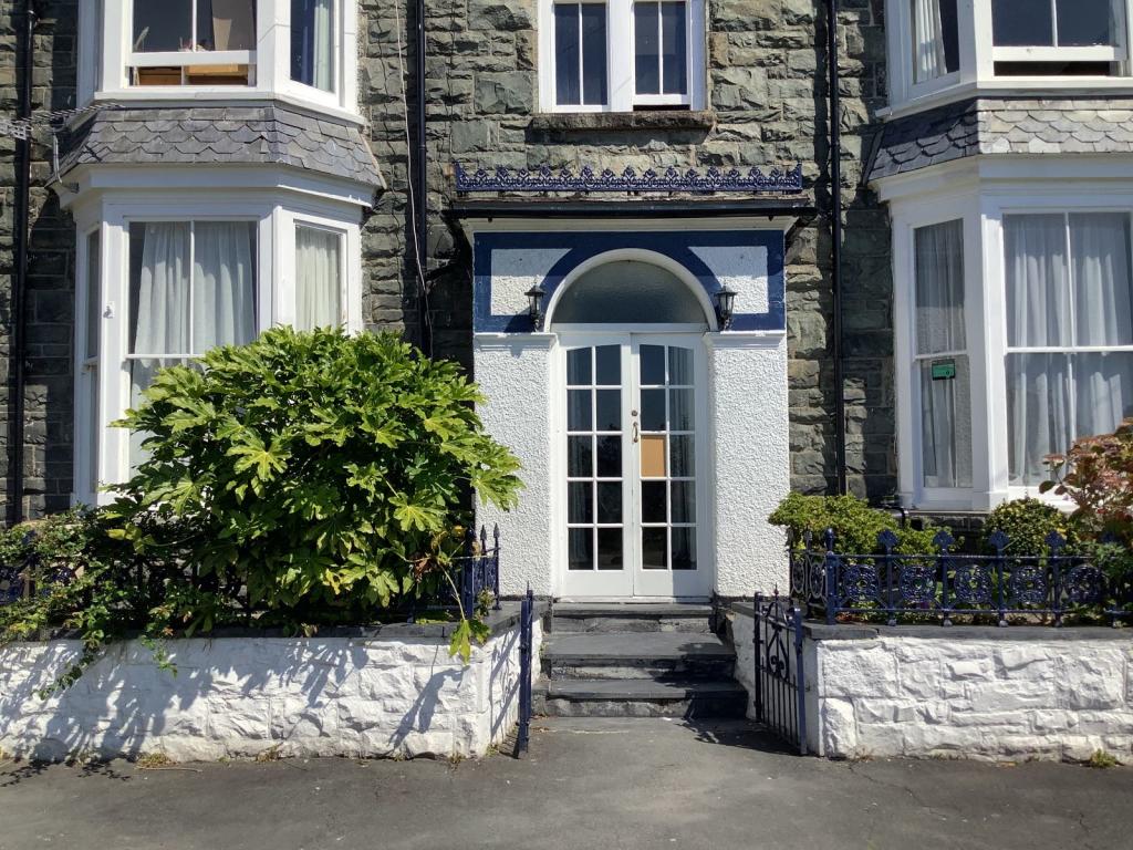 13 bedroom detached house for sale in Bryn Teg Hotel, Kings Crescent