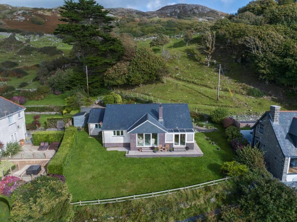 4 bedroom detached house for sale in Maes Canol, Llanaber, Barmouth