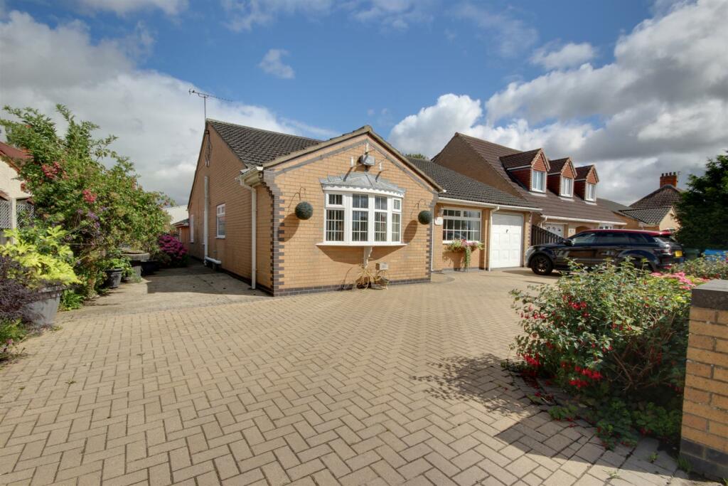 4 bedroom detached bungalow for sale in Beverley Road, DUNSWELL, HU6
