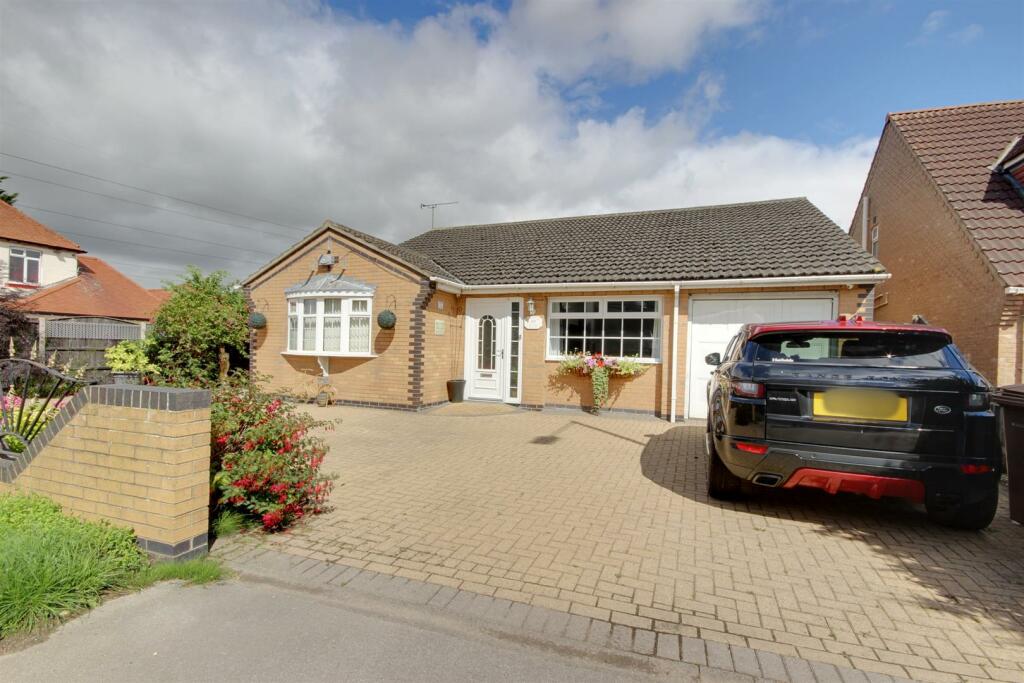 4 bedroom detached bungalow for sale in Beverley Road, DUNSWELL, HU6