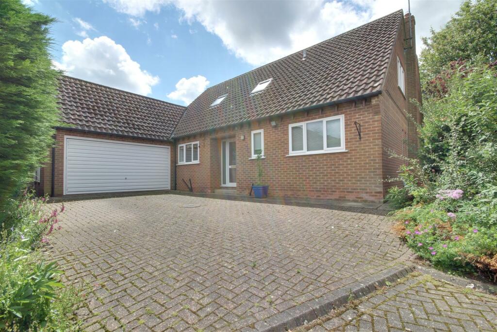 3 bedroom detached bungalow for sale in Risby Garth, Skidby, Cottingham