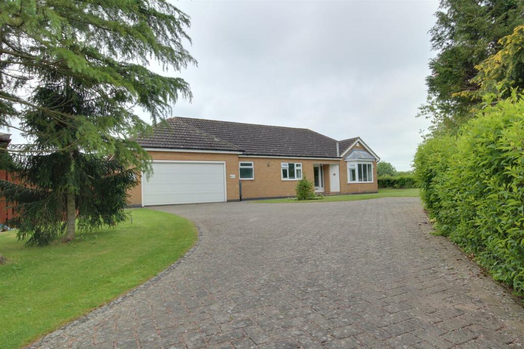 3 bedroom detached bungalow for sale in The Stray, South Cave, HU15