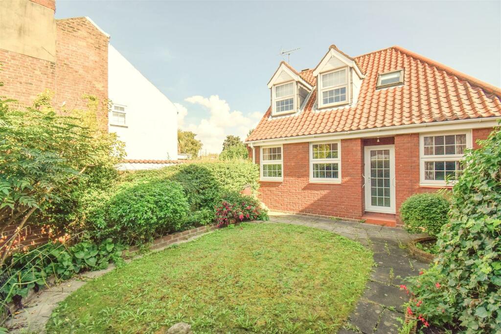 4 bedroom link detached house