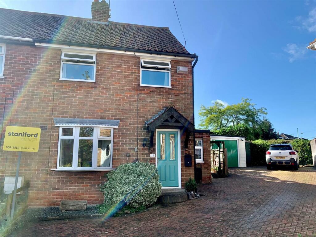 2 bedroom semidetached house for sale in Dale Close, Swanland, HU14