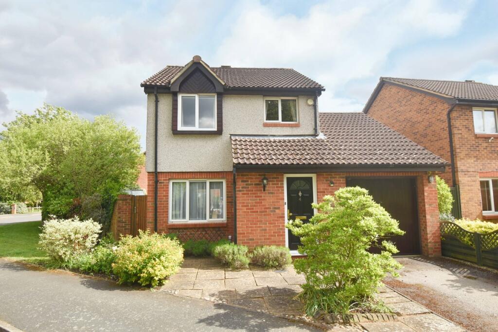 3 bedroom detached house for sale in Regency Gardens, WaltononThames