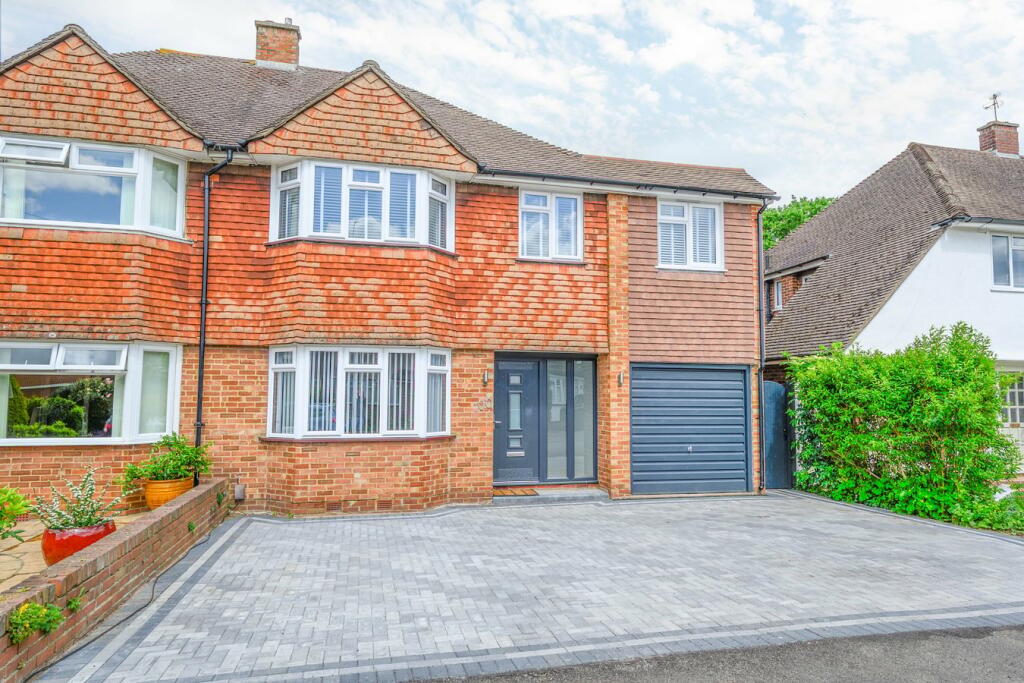 5 bedroom semidetached house for sale in York Gardens, Waltonon