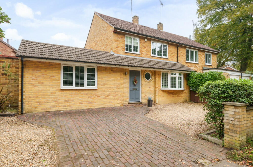 4 bedroom semidetached house for sale in Waterloo Road, Crowthorne, Berkshire, RG45