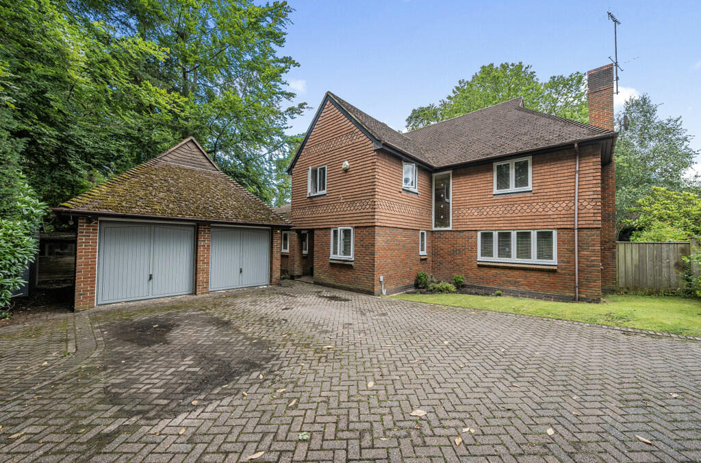 5 bedroom detached house for sale in Lower Wokingham Road, Crowthorne
