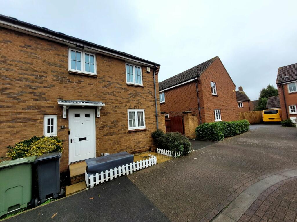 3 bedroom semidetached house for rent in The Brambles, St.