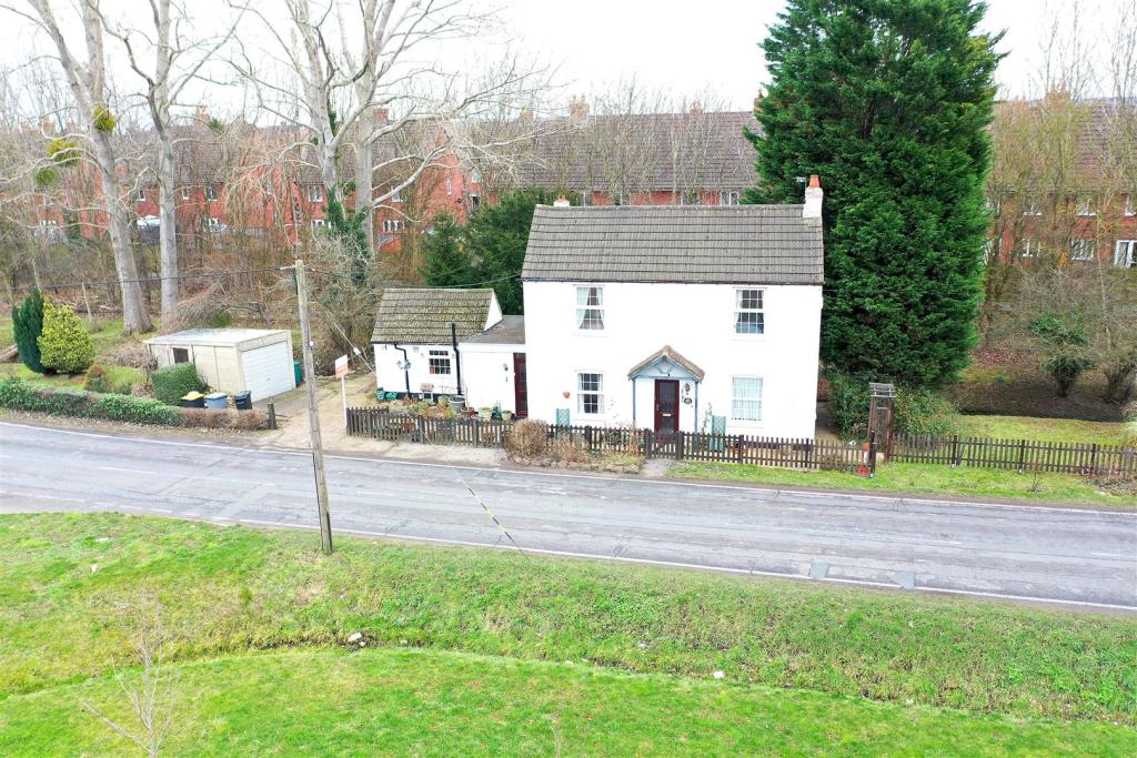 3 bedroom cottage for sale in Broadmead Road, Stewartby, Bedford, MK43