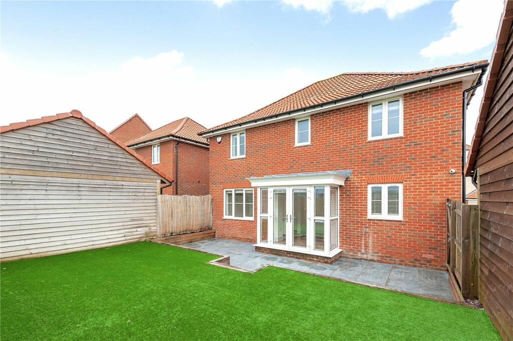 4 bedroom detached house for sale in Winder Place, Aylesham, Canterbury