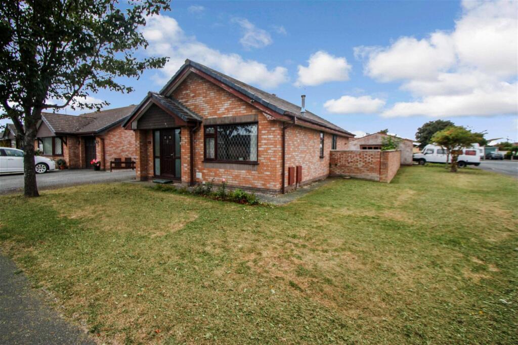 3 bedroom detached bungalow for sale in Rhodfa Cregyn, Belgrano