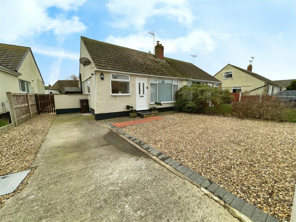 2 bedroom semidetached bungalow for sale in Lon Y Cyll, Pensarn
