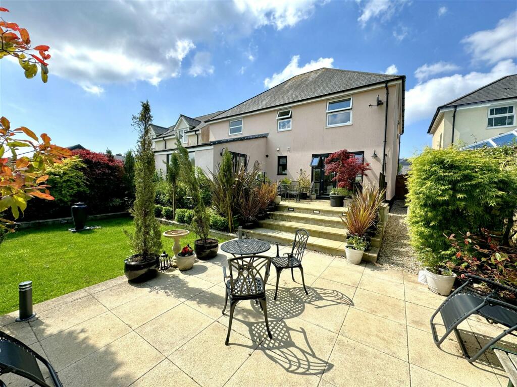 5 bedroom detached house for sale in Appledore Close, Glenholt