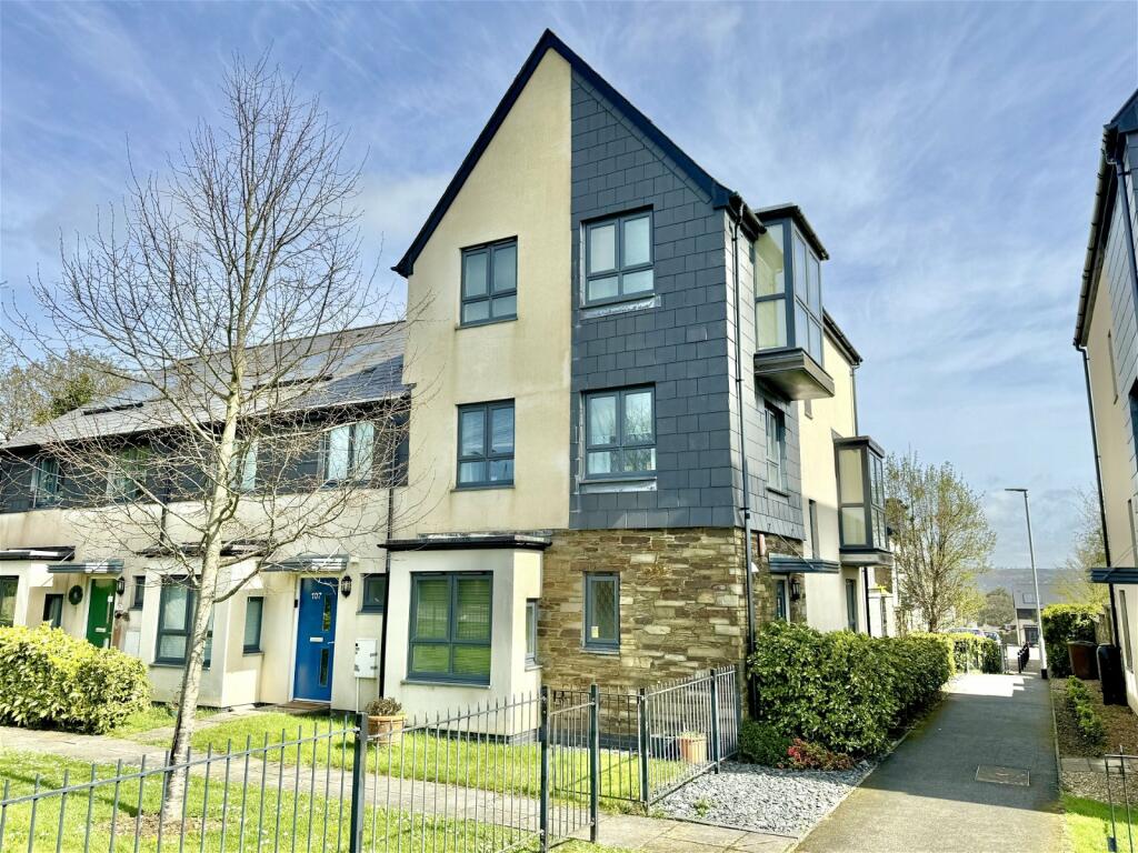 4 bedroom end of terrace house for sale in Plymbridge Road, Glenholt, Plymouth, PL6