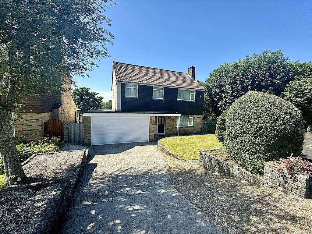 4 bedroom detached house for sale in Chepstow Avenue, Widewell