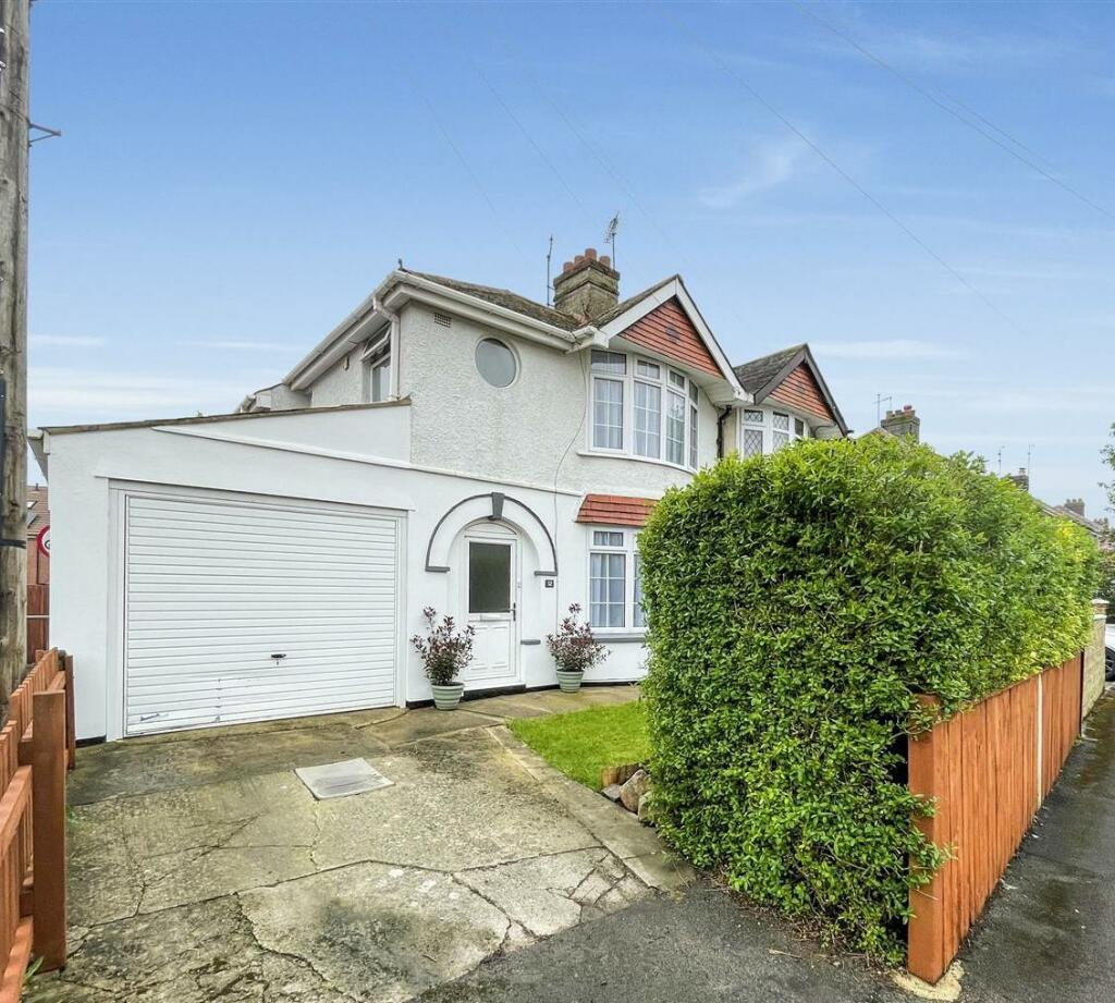 3 Bedroom Semi Detached House For Sale In Dores Road Upper Stratton Sn2