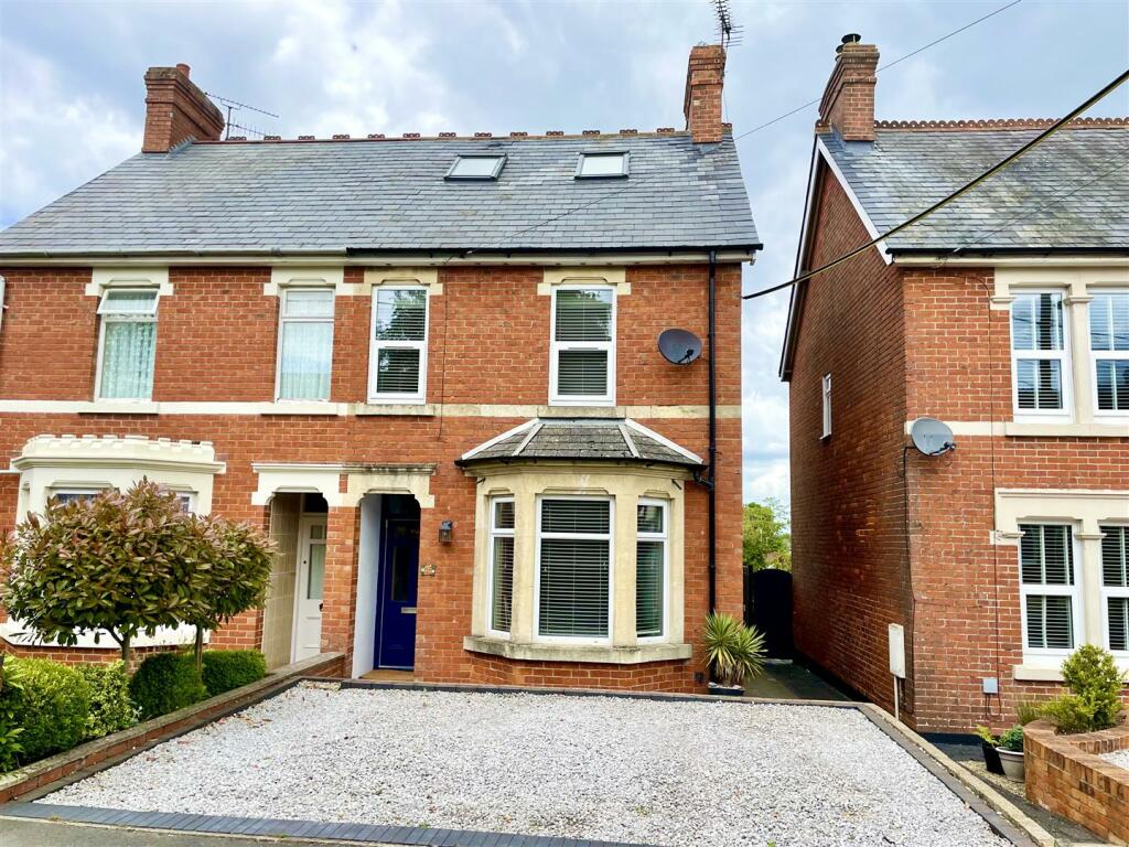 3 bedroom semidetached house for sale in New Road, Chiseldon, Swindon, SN4