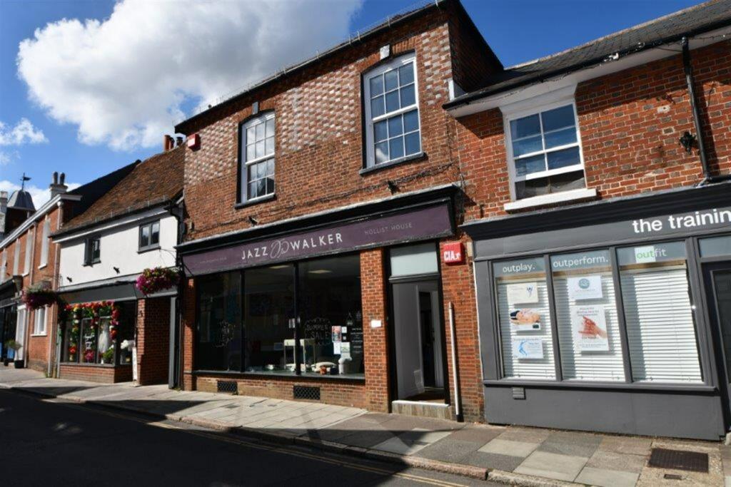 Commercial property for rent in Midhurst, GU29