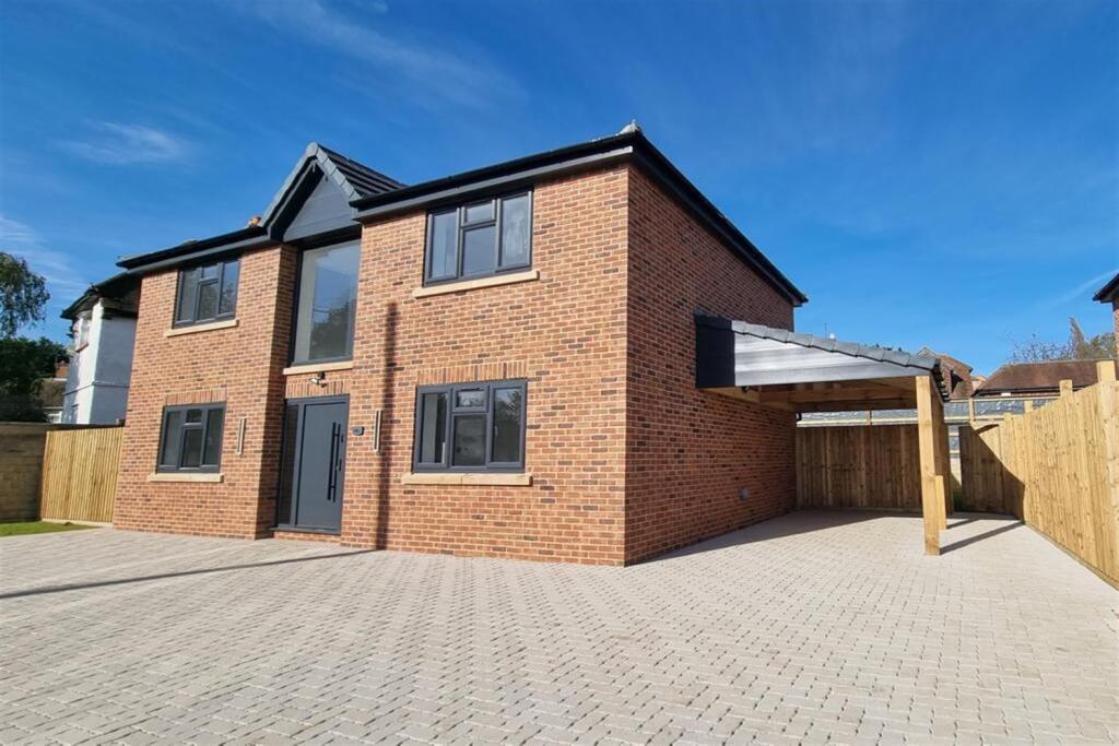 Main image of property: 4 bedroom Detached House in Reading