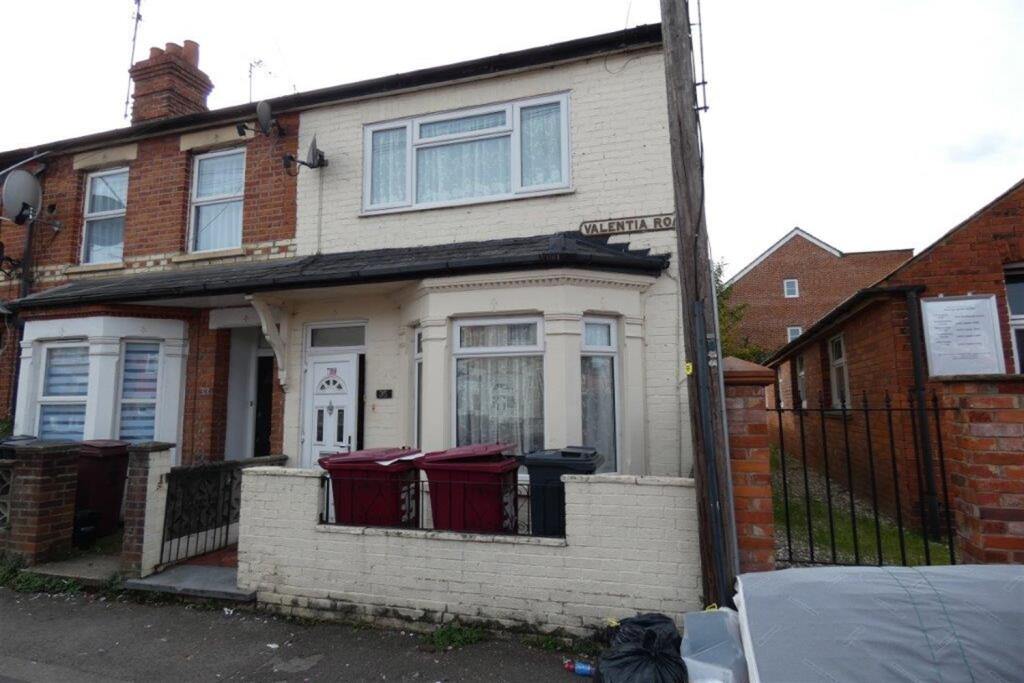 Main image of property: 3 bedroom End Of Terrace House in Reading
