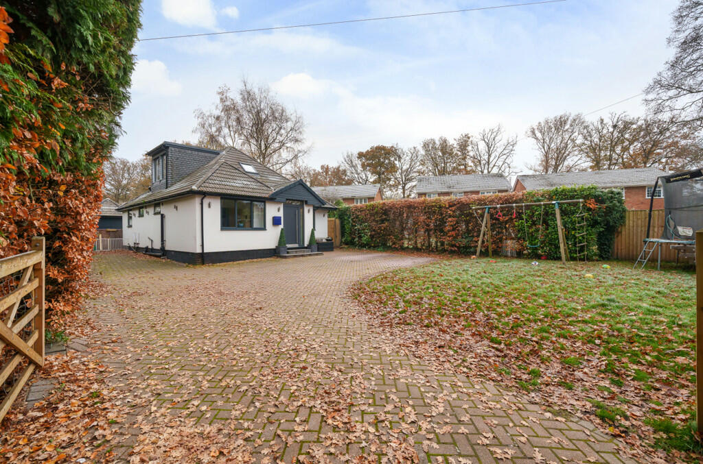 4 bedroom detached house for sale in Finchampstead Road, Finchampstead, Wokingham, RG40