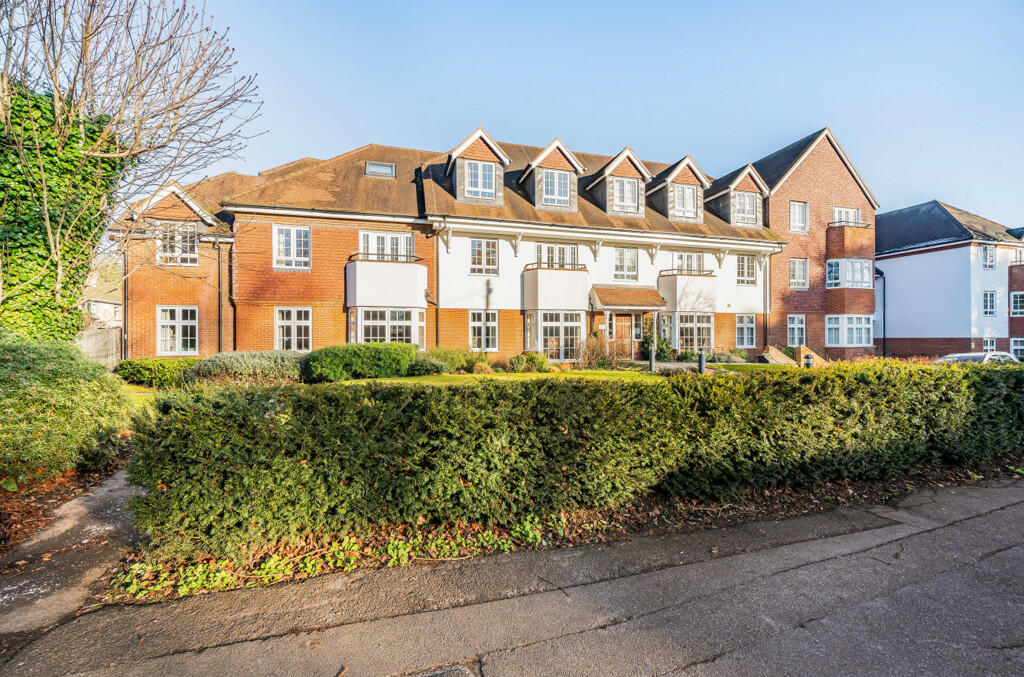 2 Bedroom Apartment For Sale In Harding Place Wokingham Berkshire Rg40