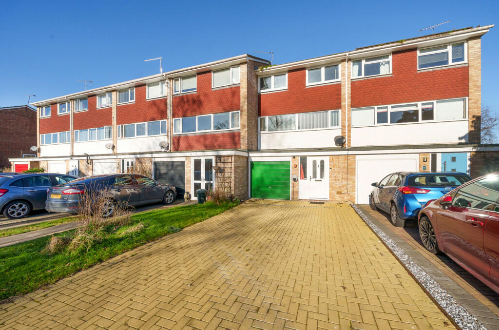 3 bedroom terraced house for sale in Shefford Crescent, Wokingham
