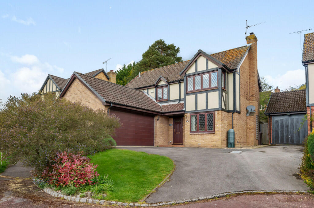 4 bedroom detached house for sale in Almond Close, Wokingham, Berkshire, RG41