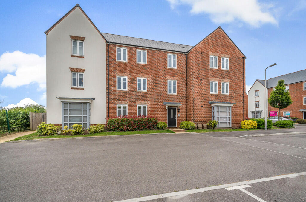 2 bedroom apartment for sale in Ifould Crescent, Wokingham, Berkshire, RG40